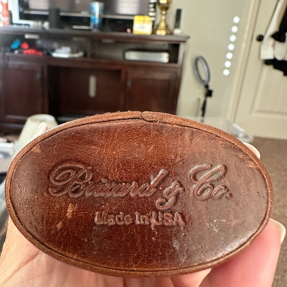 The Luxury Eyewear Stand - Natural Leather - Picture 6 of 7